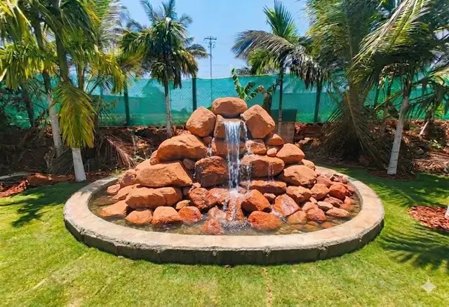 The fountain in the garden at Arekas Arena